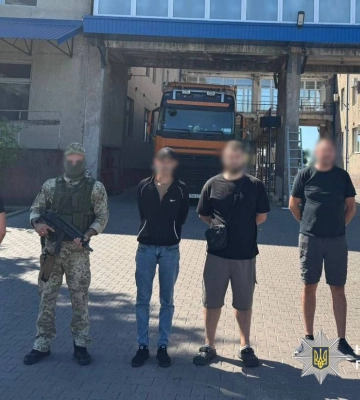 На Закарпатті чоловік намагався &quot;купити&quot; прикордонника за $8 тисяч, щоб вивезти ухилянтів до Румунії