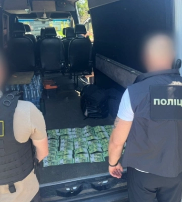 На Закарпатті чоловік намагався &quot;купити&quot; прикордонника за $8 тисяч, щоб вивезти ухилянтів до Румунії