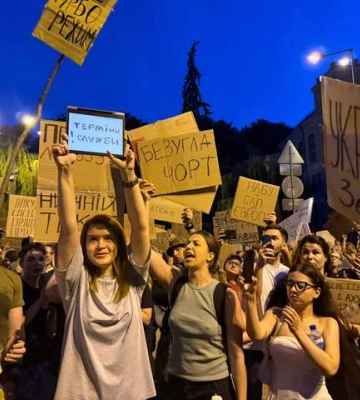 Безугла підтримала скандальний закон, але прийшла на протест: українці відреагували мемами