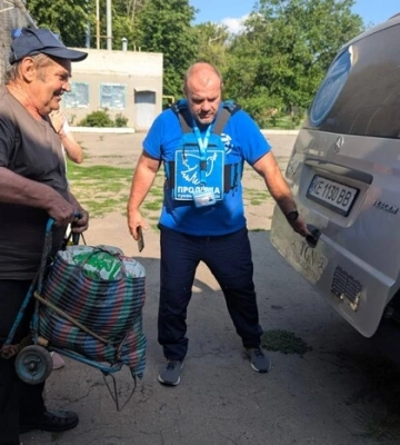 На Дніпропетровщині волонтери евакуювали останнього мешканця прифронтової громади