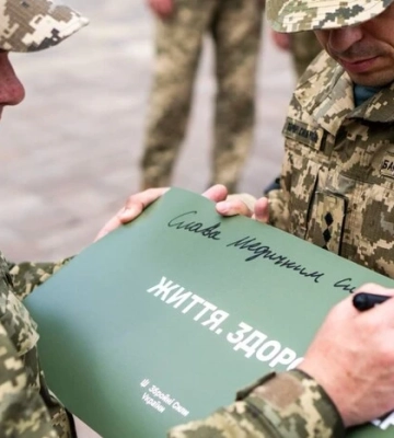 Пам'ятний знак бойовим медикам відкрито на Алеї захисників у Києві 