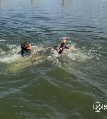В Днепре возле Монастырского острова чуть не утонул мужчина: видео спасения