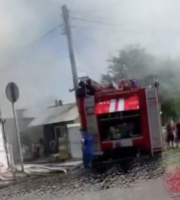В Мелитополе горит рынок: пламя уничтожило торговые павильоны (видео)