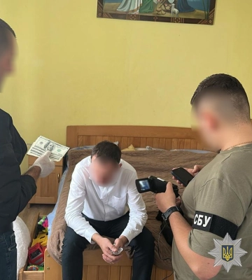 Адвокатка та чиновник вимагали 6700 доларів за вплив на суд і посадовців Львівщини