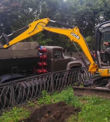 На Дубенській у Рівному демонтують аварійні опори контактної мережі