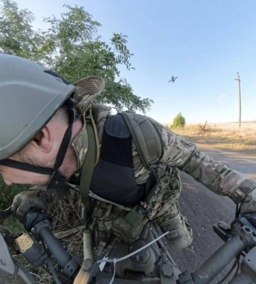 Остались только мотоцикл и камера — российский военкор исчез после встречи с украинским FPV-дроном под Покровском.