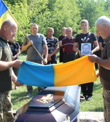Весільний коровай - у траурній процесії: на Волині попрощалися з Героєм Віктором Бурковським