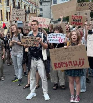 «Украинская молодежь против коррупции». В Киеве и других городах четвертый день продолжаются протесты против закона о НАБУ и САП