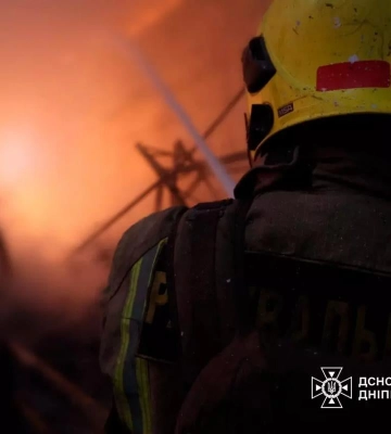 Ворог атакував ракетами Кам’янське на Дніпропетровщині, спалахнула пожежа