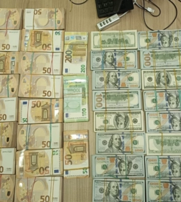 В Одесской области мужчина пытался вывезти 100 тысяч евро и 160 тысяч долларов за границу, фото