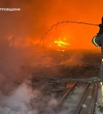 Наслідки атаки РФ на Дніпропетровщину: 2 загиблих, 5 поранених, пошкоджено багатоповерхівку, промпідприємства та ТЦ. ФОТОрепортаж