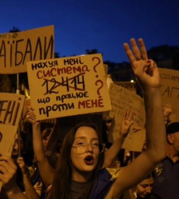 «Нах*я мені система, що працює проти мене?». Лайка на плакатах протестувальників: за чи проти?