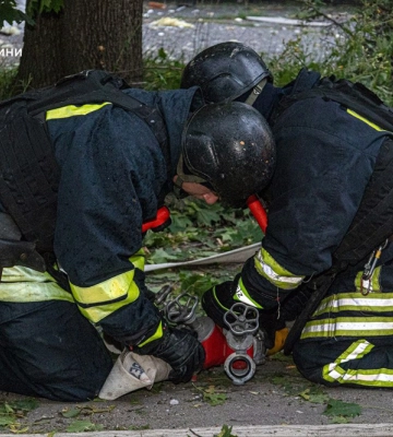 Четверо рятувальників постраждали внаслідок нічної атаки росіян на Харків
