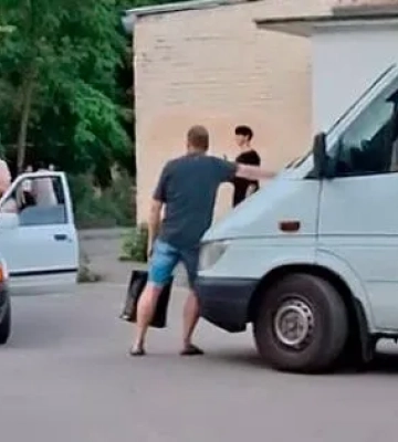 У Полтаві люди перекрили дорогу автобусу ТЦК, мобілізовані розбіглися — відео та реакція ТЦК