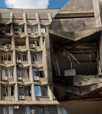 Дрон попал в центр Сум: повреждено здание Сумской ОГА