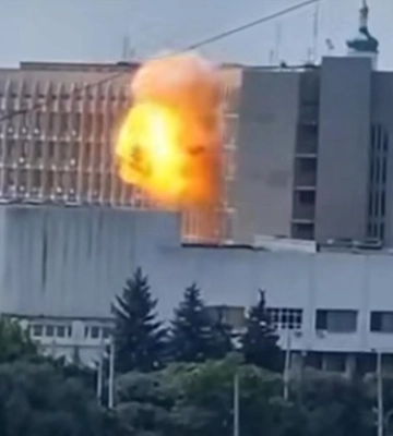 Дрон попал в здание ОВА в Сумах