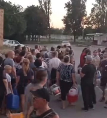Донецьк: Місцеві шикуються в черги, аби отримати питну воду (відео)