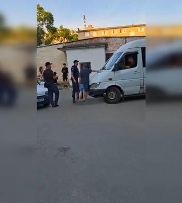Будут отвечать за СЗЧ: в Полтаве люди напали на бус ТЦК, мобилизованные сбежали (видео)