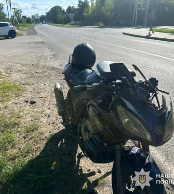 На Львівщині молодий водій мотоциклу скоїв наїзд на 54-річного пішохода