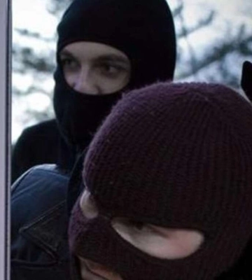 В Днепропетровской области мужчины в балаклавах пытали женщину ради денег и золота В Днепропетровской области мужчины в балаклавах пытали женщину ради денег и золота