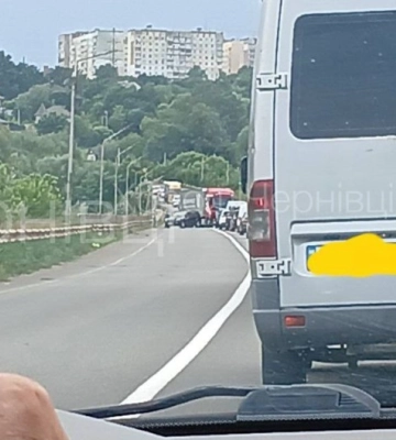 У Чернівцях на об’їзній біля Гравітону зіткнулись вантажівка та легковик