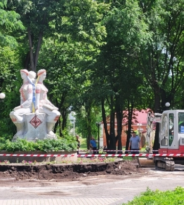 У парку в Ковелі демонтували скульптуру «трьох дівчат»: що там відбувається 