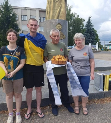 На Черкащині зустріли морпіха, який після понад трьох років полону повернувся додому (ФОТО)
