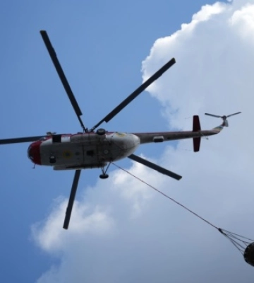 У Києві до ліквідації наслідків російської атаки залучили авіацію ДСНС