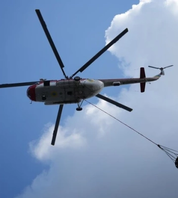 Ліквідація наслідків обстрілу у Дарницькому районі: працює авіація та роботизована техніка