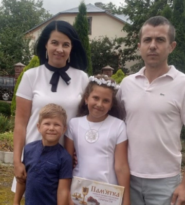Зеленський особисто вручив юній буковинці паспорт громадянки України