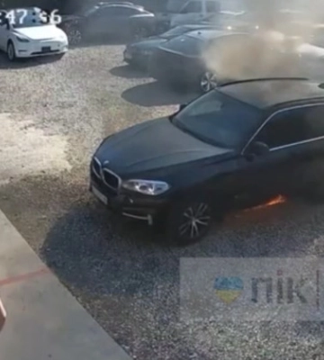 У Франківську під час ракетного удару згорів автомобіль бійця 47-ї бригади “Магура”. ФОТО