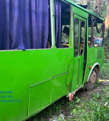 Росіяни вдарили по автобусу з цивільними на Сумщині