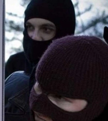 На Дніпропетровщині чоловіки в балаклавах катували жінку заради грошей і золота На Дніпропетровщині чоловіки в балаклавах катували жінку заради грошей і золота