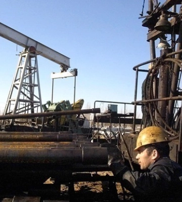 Россия пытается поднять цены на нефть - эксперт