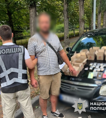 У Києві поліцейські затримали двох наркодилерів та вилучили товар на значну суму. ФОТО