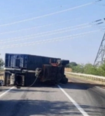На трасі Одеса-Рені перекинулася вантажівка, рух ускладнений