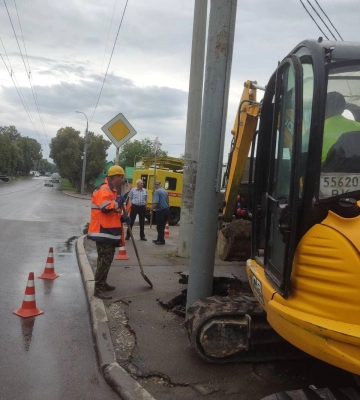 На одній із вулиць у Рівному демонтують аварійні опори контактної мережі