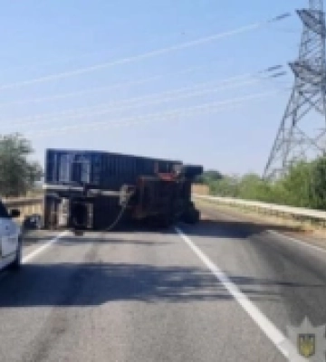 На трасі Одеса – Рені ускладнено рух транспорту: перекинулася вантажівка