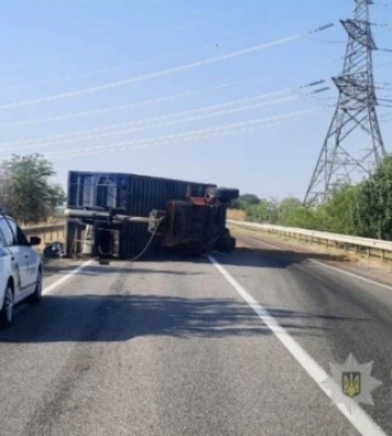 На трасі Одеса – Рені ускладнено рух транспорту: перекинулася вантажівка