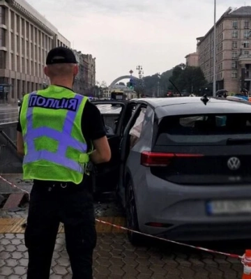 ДТП на Хрещатику: водій Volkswagen ледь не влетів у підземний перехід