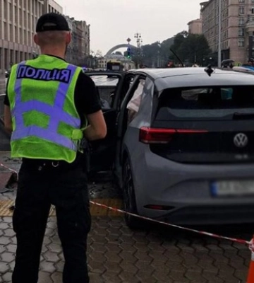 У Києві електромобіль влетів у підземний перехід, водія госпіталізовано