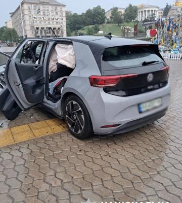 На столичному Хрещатику Volkswagen влетів у перешкоду, є поранений, - поліція Києва. ФОТО
