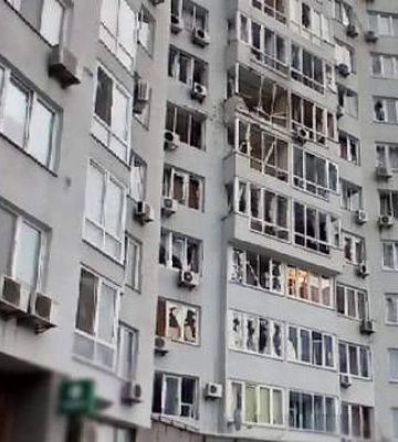 &quot;Весь подъезд был в крови&quot;: жители разбитой в Киеве многоэтажки сами спасали соседа