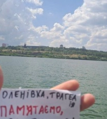 На оккупированных территориях провели акцию памяти жертв теракта в Оленовке На оккупированных территориях провели акцию памяти жертв теракта в Оленовке