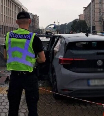 Електромобіль врізався в підземний перехід на Майдані в Києві: водія госпіталізовано. ФОТОрепортаж