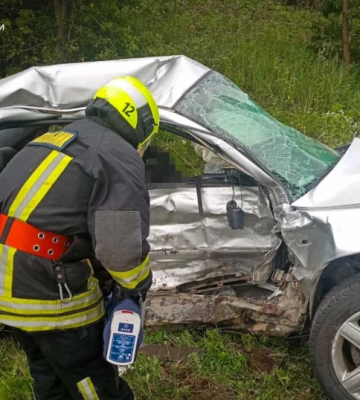 Моторошна ДТП поблизу Сторожинця. Тіло загиблого хлопчика вирізали з авто рятувальники