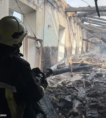 Росія завдала удару по Кропивницькому: пошкоджено філармонію та будівлю ДСНС