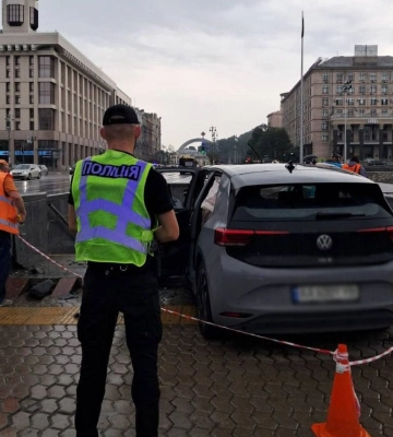 ДТП на Хрещатику: водій Volkswagen ледь не влетів у підземний перехід