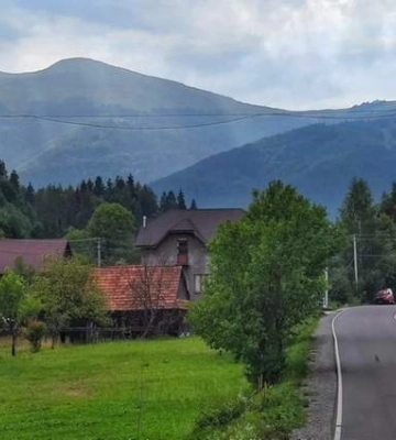 Це село на Закарпатті відоме неймовірним водоспадом і гірськолижним курортом