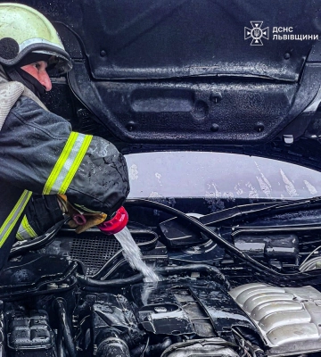 На трасі у Яворівському районі під час руху спалахнув “Mercedes-Benz”